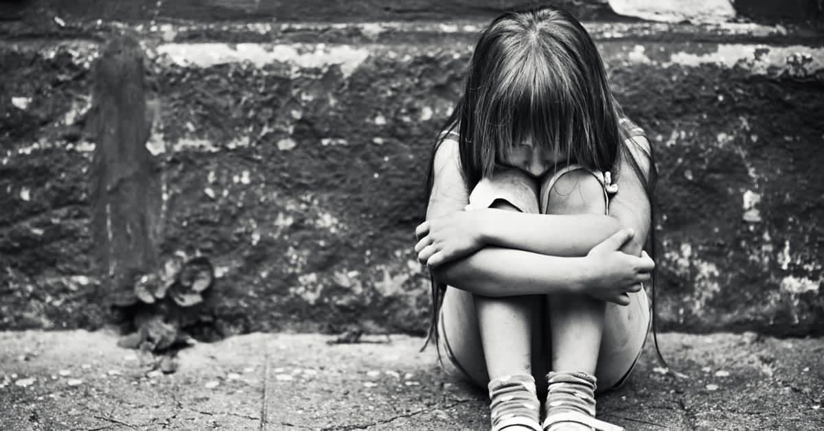 Kız Çocuğu İçine Atıyor, Depresyona Daha Çok Giriyor kapak resmi