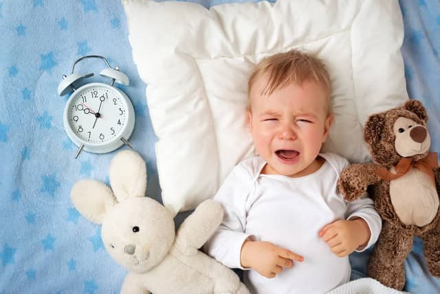 Gece Ağlayarak Uyanan Bebekler: Nedenleri ve Çözüm Yolları image