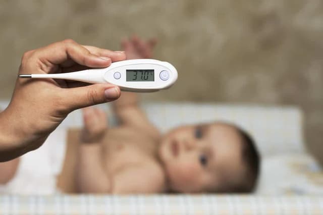 Çocuklarda ve Bebeklerde Yüksek Ateş: Nedenleri, Belirtileri ve Doğru Müdahale Yöntemleri image