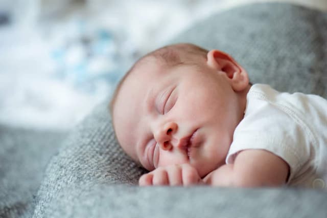 2 Aylık Bebek Gelişimi: Beslenme, Uyku ve Aşı Takvimi image
