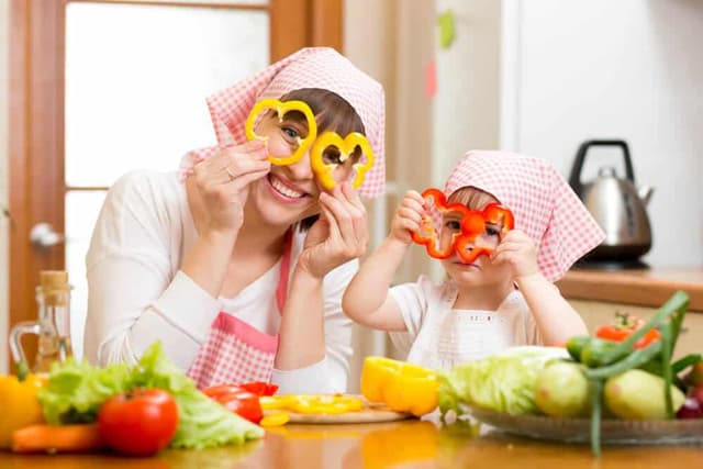 Çocuğunuza Yemek Yeme Alışkanlığı Kazandırmanın 10 Püf Noktası image