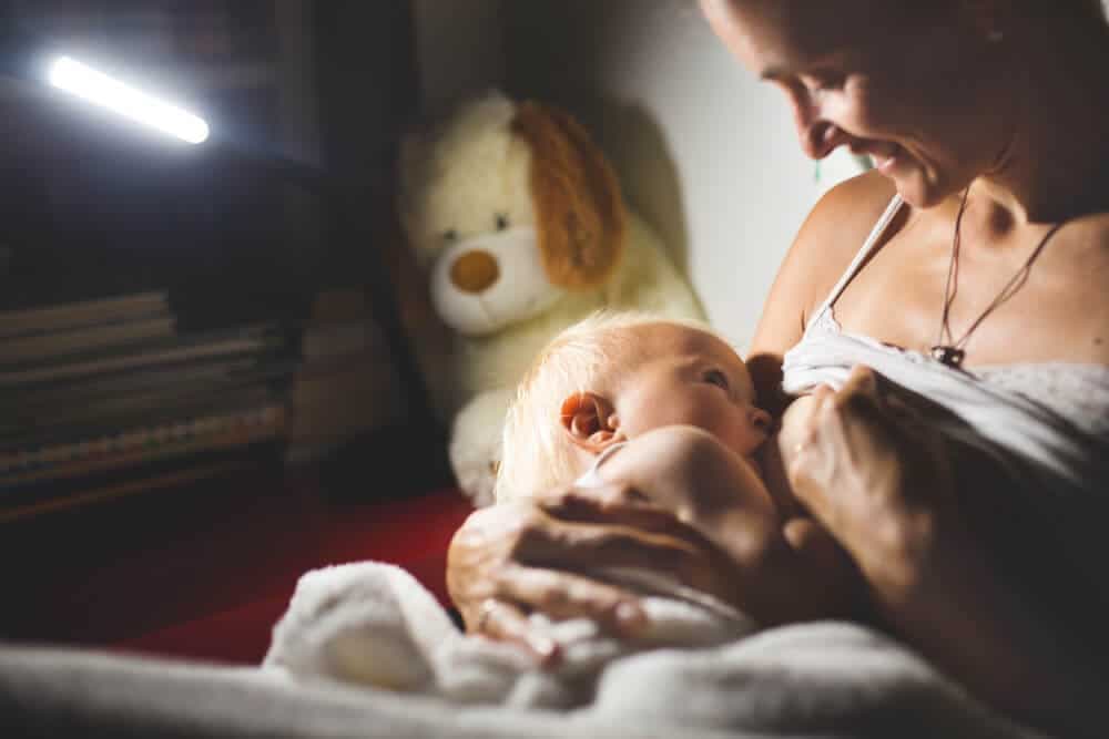 Bebeğinizin Gece Beslenmesi Ne Zamana Kadar Devam Etmelidir? kapak resmi