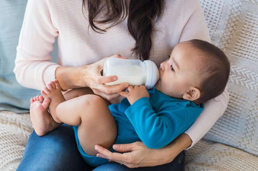 Bebeğinizi Biberon ile Beslerken Dikkat Etmeniz Gerekenler! kapak resmi