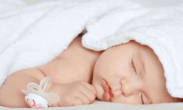 Bebekler Uykuda Neden Korkar ve Titrer? Sebepler ve Çözüm Yolları image