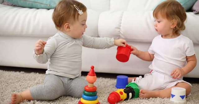 14 Aylık Bebek Gelişimi ve Becerileri image