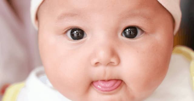 Bebeklerde Dil Çiğneme Davranışının Nedenleri ve Çözüm Yolları image