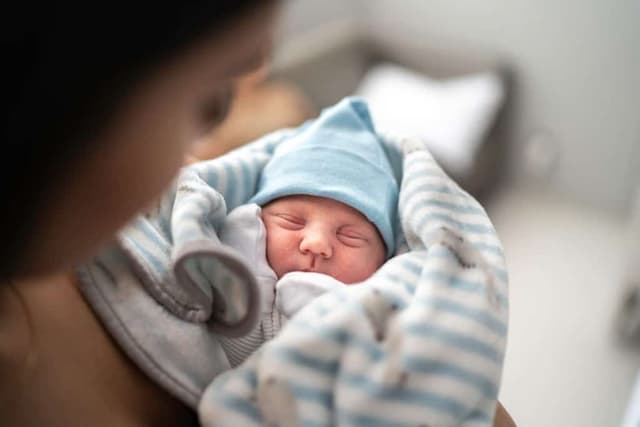 Bebeklerde El ve Ayak Morarması: Nedenleri, Belirtileri ve Dikkat Edilmesi Gerekenler image