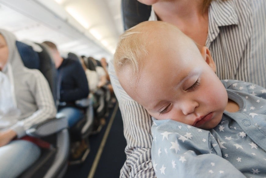Bebek İle Uçak Yolculuğu Yaparken Bilmeniz Gereken 5 Altın Kural!