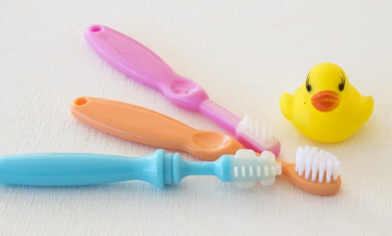 bebek-dis-fircasi-secerken-bilmeniz-gerekenler