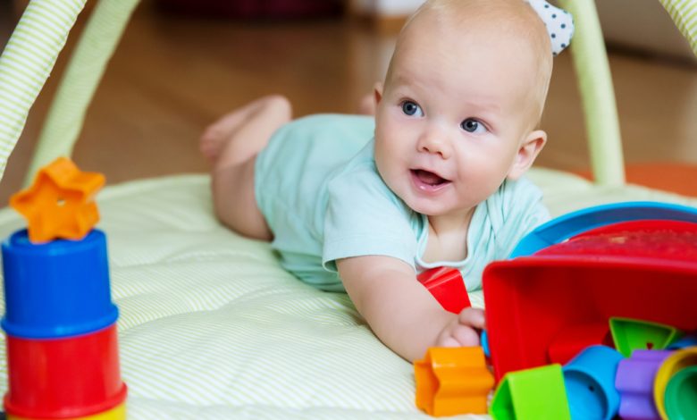6-9 Aylık Bebek Oyunları ve Oyuncak Önerileri